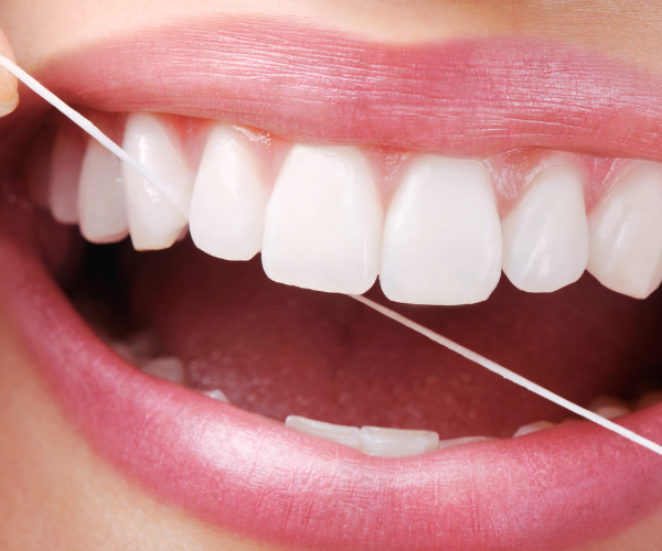 Hilo dental antes o después de cepillarse: ¿Qué es lo mejor para tu salud bucal?