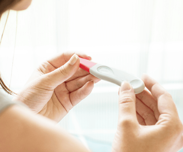 Cuánto tarda un test de embarazo en dar positivo: guía completa